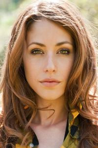 Amanda Crew as Julie in Jobs (08/2013)