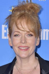 Chelah Horsdal as Shelley Sussman in Noelle (11/2019)