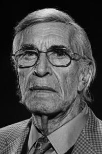 Martin Landau as Peter Van Garrett (uncredited) in Sleepy Hollow (11/1999)