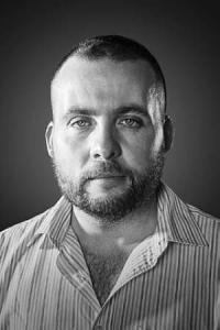 Dino Fazzani as Bare Knuckle Fight Spectator (uncredited) in Jason Bourne (07/2016)