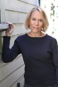 Hettie Lynne Hurtes as Reporter in Throw Momma from the Train (12/1987)