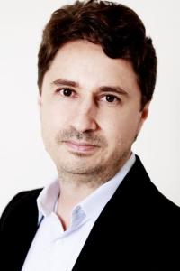 Leandro Daniel Colombo as Floro Borromeu in Season 1 (08/2022)