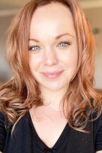 Allison Crowe as Singer at Cassidy's in Man of Steel (06/2013)