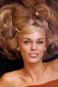 Connie Mason as Woman at Whyte House (uncredited) in Diamonds Are Forever (12/1971)